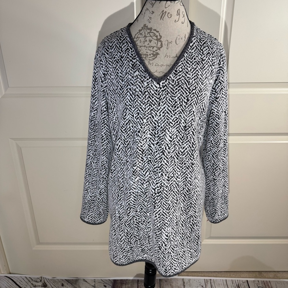Weekends by Chico's Black/White Knit Tunic Top Size 2(10-12)